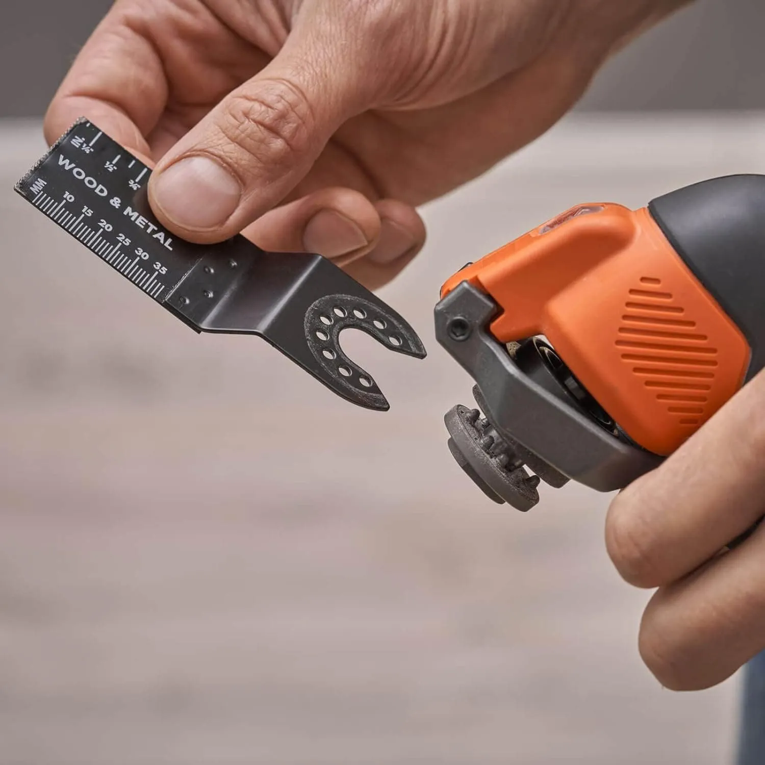 BLACK DECKER 18V Oscillating Tool with 2Ah Battery and Kitbox
