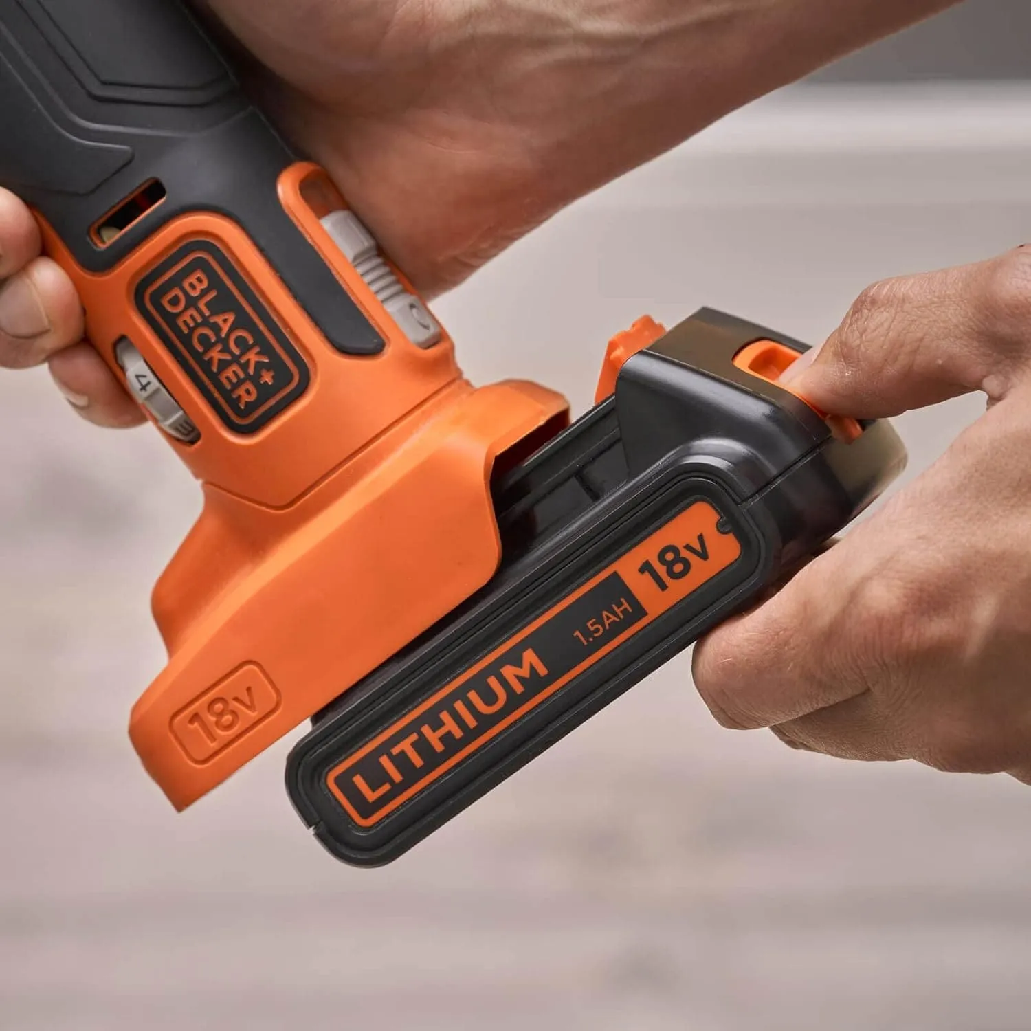 BLACK DECKER 18V Oscillating Tool with 2Ah Battery and Kitbox