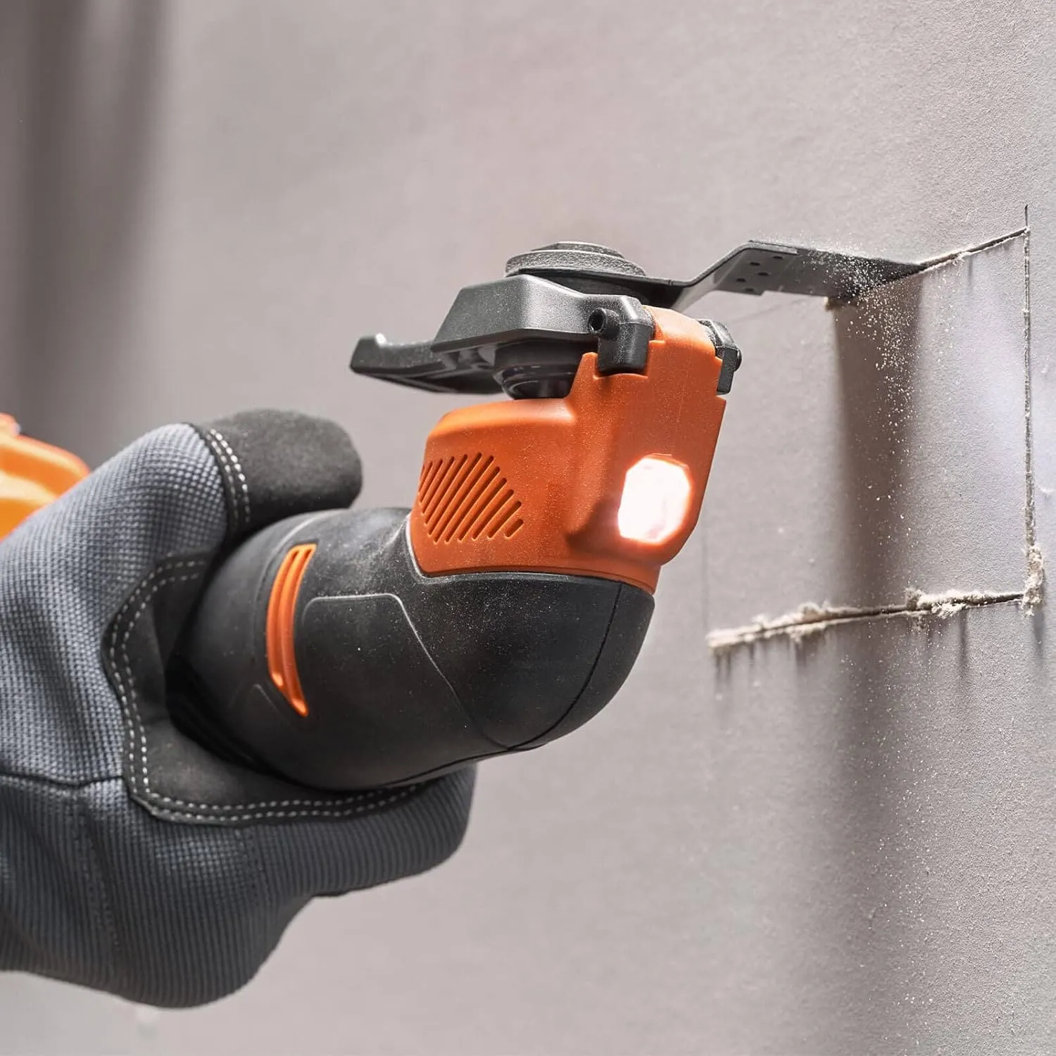BLACK DECKER 18V Oscillating Tool with 2Ah Battery and Kitbox