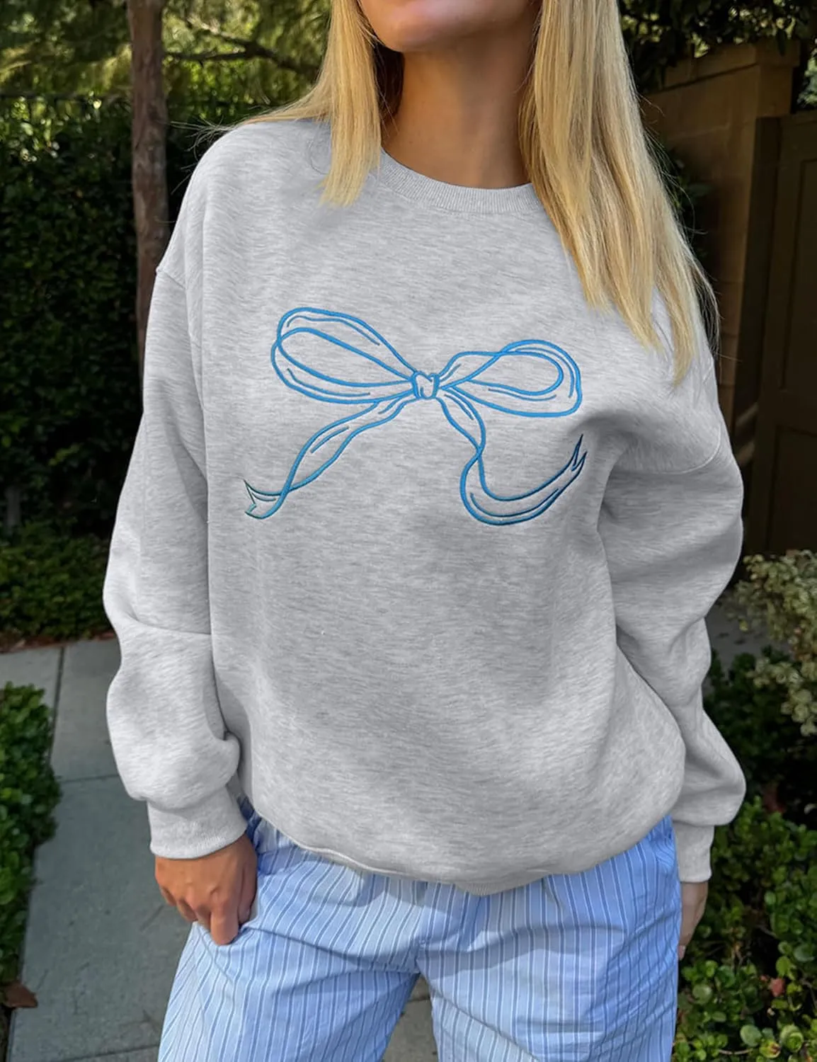 Ythomm Womens Bow Graphic Sweatshirts Oversized Crewneck Drop Shoulder Pullover Sweatshirt Long Sleeve Tops 2024 Fall Outfit